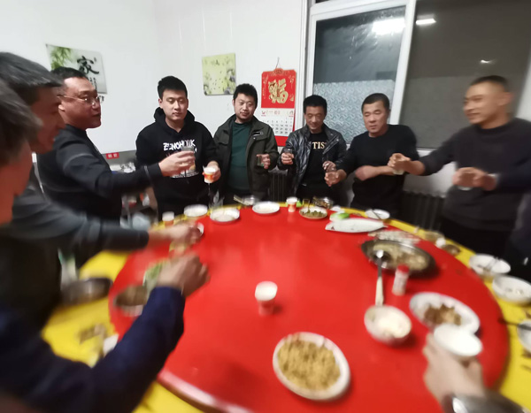 盛達(dá)偉業(yè)北京型材拉彎廠冬季關(guān)懷：發(fā)放勞動(dòng)保護(hù)用品與組織聚餐活動(dòng)的雙重溫暖