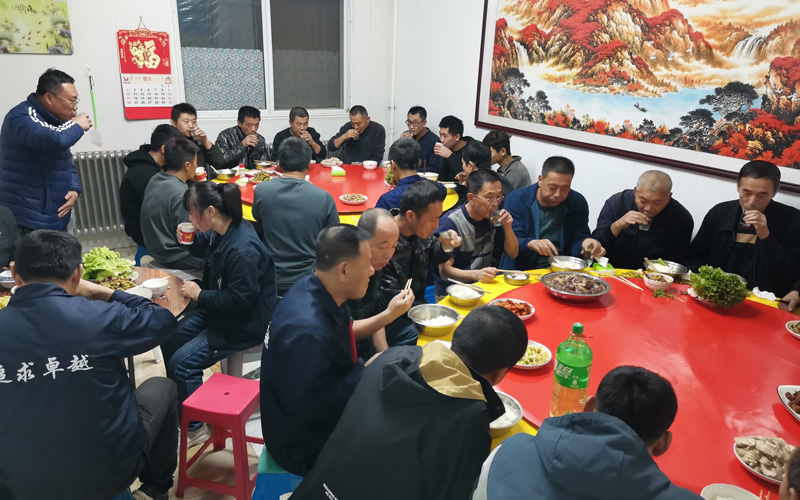 盛達(dá)偉業(yè)北京型材拉彎廠冬季關(guān)懷:發(fā)放勞動(dòng)保護(hù)用品與組織聚餐活動(dòng)的雙重溫暖 盛達(dá)偉業(yè)北京型材拉彎廠冬季關(guān)懷:發(fā)放勞動(dòng)保護(hù)用品與組織聚餐活動(dòng)的雙重溫暖