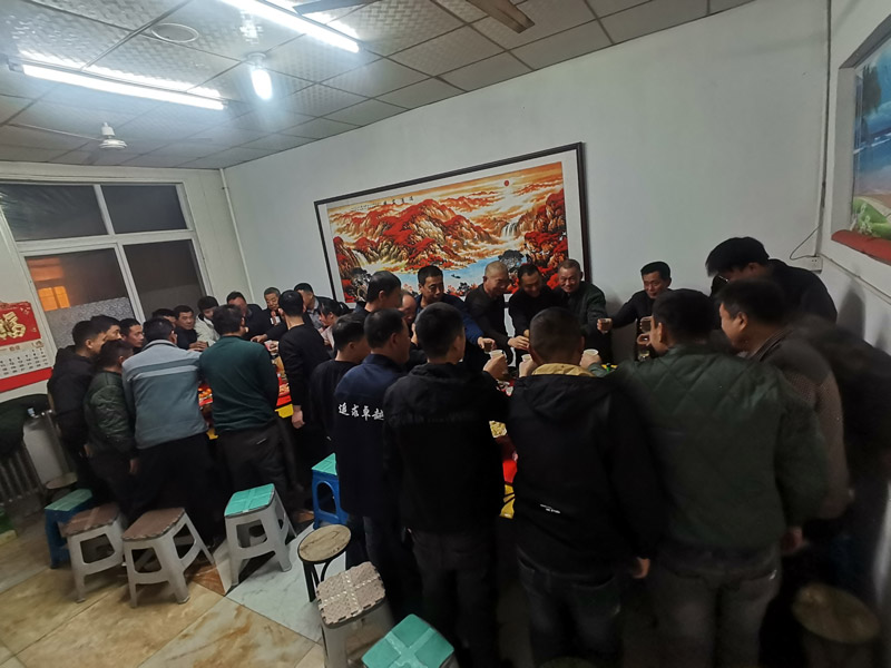 《感恩有你，“職”迎新生——北京型材拉彎廠感恩節(jié)特別聚餐》